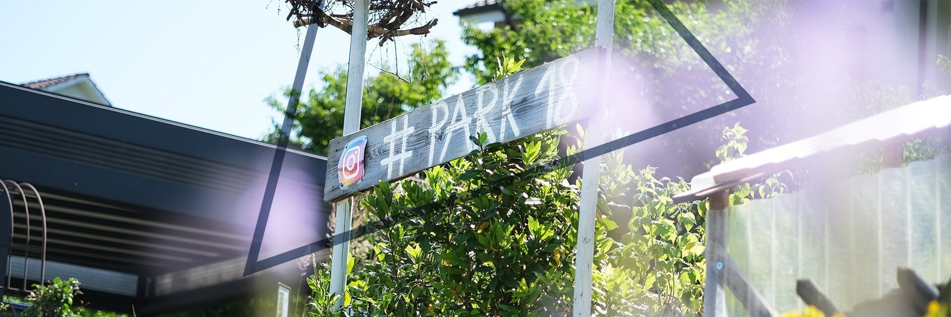 Ein Holzschild mit Instagram-Icon und der Beschriftung «#park18».